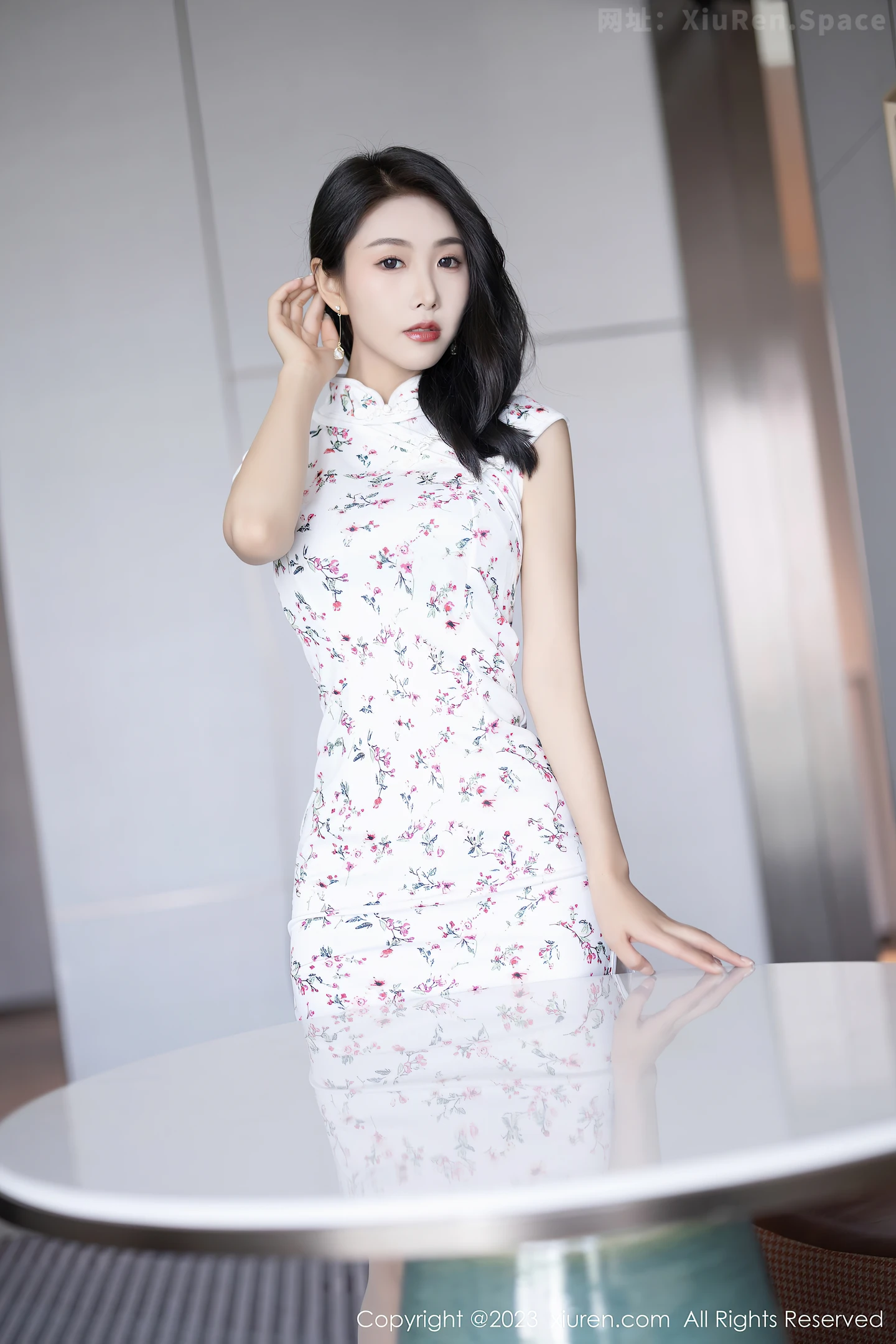 图片[2]-[XiuRen秀人网]VOL.7279 模特苏苏阿白色旗袍露咖啡色内衣配原色丝袜秀柔美身姿诱惑写真87P-秀人网官方网站